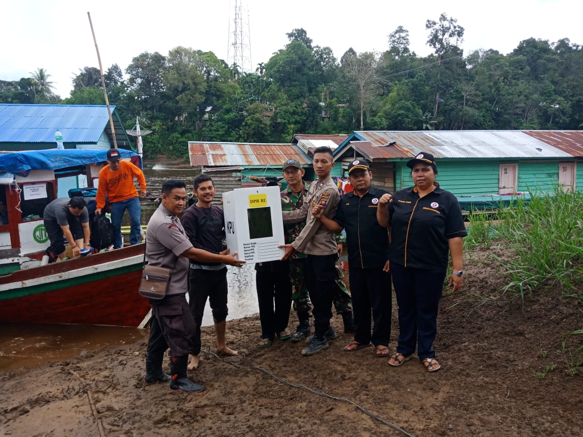 perjalanan-distribusi-logistik-ke-kecamatan-ambalau.jpg