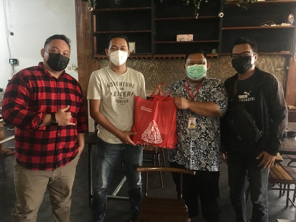 pernyerahan-bantuan-sembako-dari-alfamart-peduli-secara-simbolis-ke-jurnalis-yang-selesai-isoman.jpg