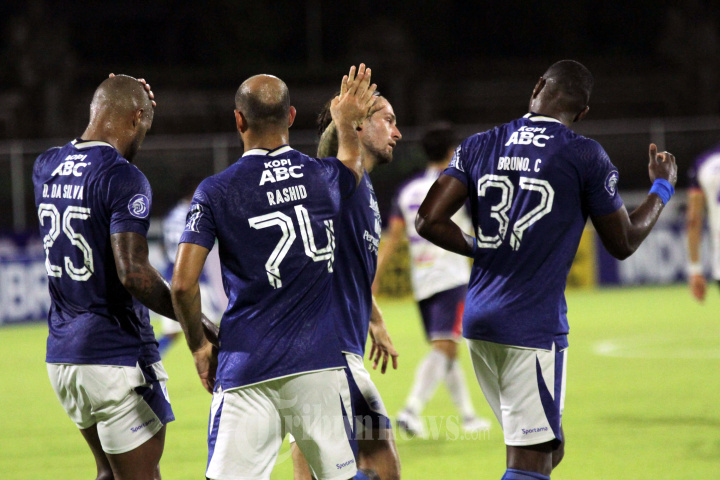 persib-bandung-marc-klok-mohamed-rashid-bri-liga-1-jumat-11-februari-2022.jpg