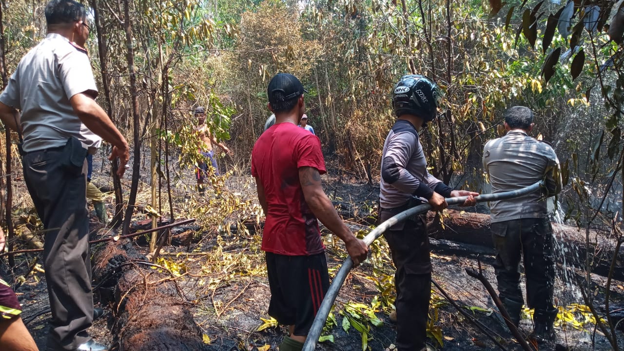 Kapolsek Belitang Padamkan Karhutla di Sekitar TPU