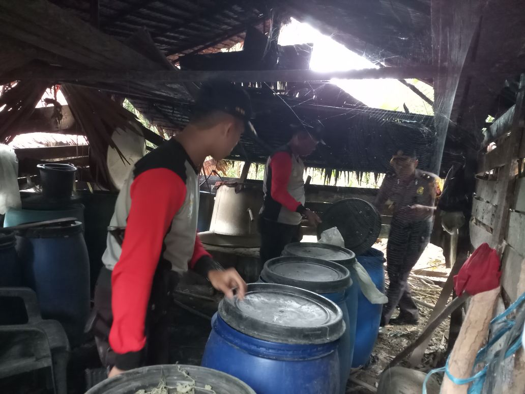 Mantap, Polres Sambas Grebek Tiga Lokasi Pembuatan Arak