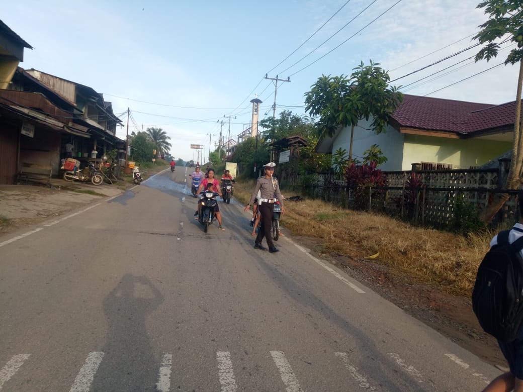 Guna Mempelancar Arus Lalu Lintas, Anggota Polsek Sengah Temila Lakukan Strong Poin