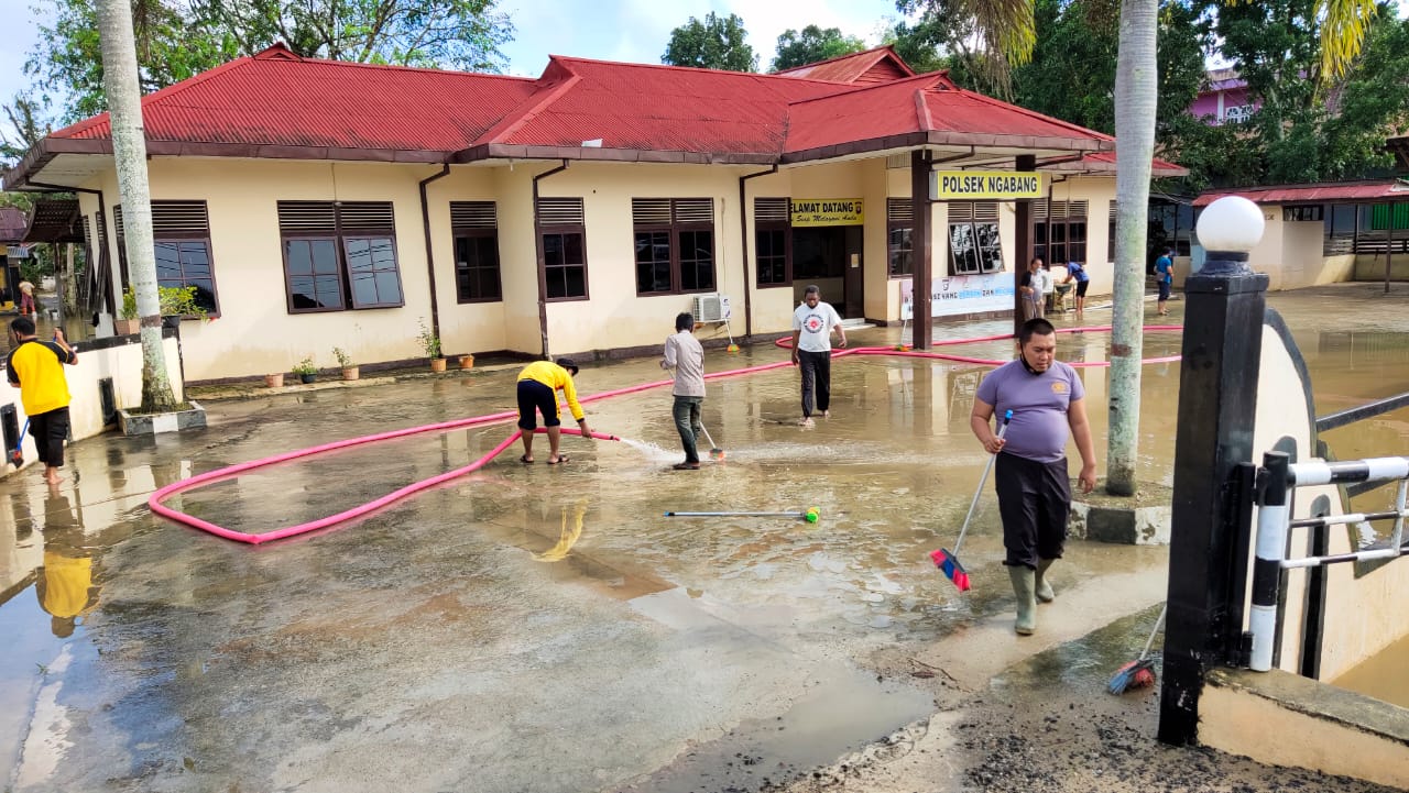personil-polsek-ngabang-bersih-bersih-mako-pasca-terendam-banjir-selama-tiga-hari.jpg