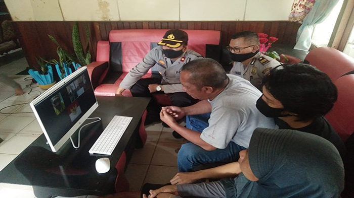 Polsek Sungai Pinyuh Fasilitasi Pertemuan Virtual Terduga Teroris Dengan Orangtuanya
