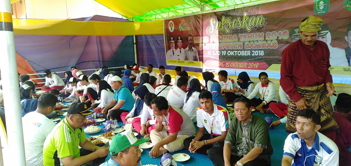 Peserta Kirab Pemuda di Kamu Dengan Makan Besaprah di Sambas