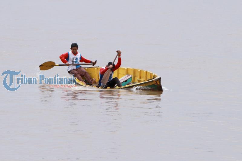 Lomba Sampan Tambang Kategori Pelajar, Seperti ini Aksi Mereka di Sungai Kapuas - peserta-lomba-sampan_20161029_143306.jpg
