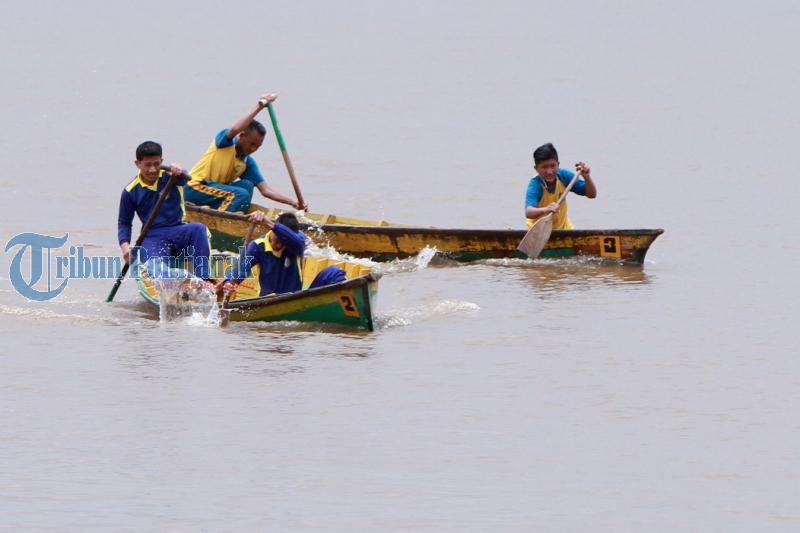 Lomba Sampan Tambang Kategori Pelajar, Seperti ini Aksi Mereka di Sungai Kapuas - peserta-lomba-sampan_20161029_143324.jpg