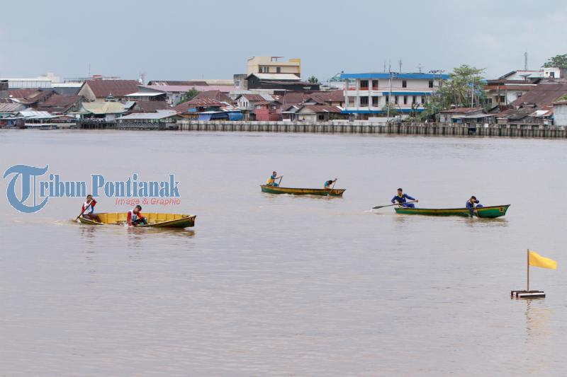 Lomba Sampan Tambang Kategori Pelajar, Seperti ini Aksi Mereka di Sungai Kapuas - peserta-lomba-sampan_20161029_143326.jpg