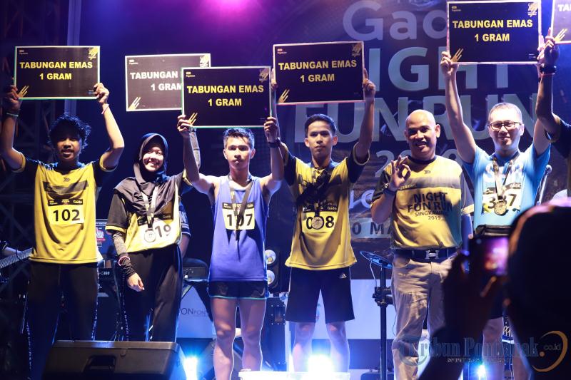 peserta-the-gade-night-fun-run-mendapatkan-doorprize-tabungan-emas01.jpg