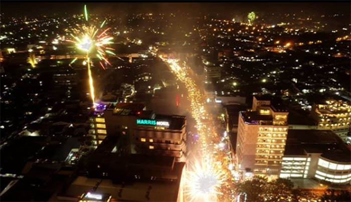 pesta-kembang-api-pergantian-tahun-baru-2019-di-sepanjang-kawasan-jalan-gajahmada.jpg