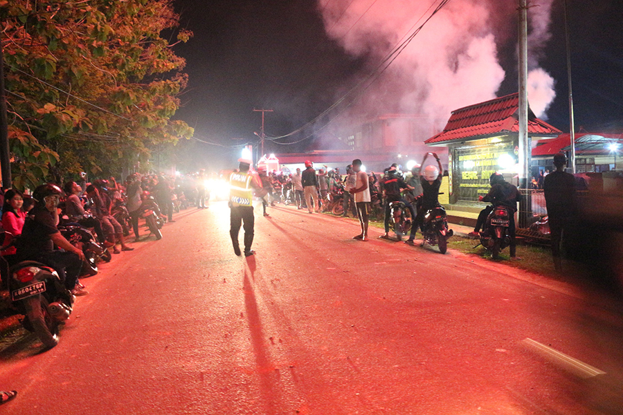 pesta-kembang-apidi-halaman-mapolres-sintang_20170101_152933.jpg