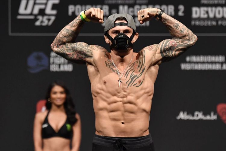 petarung-ufc-dustin-poirier-berpose-pada-sesi-timbang-badan-ufc-257.jpg
