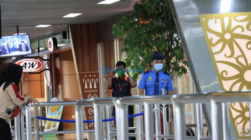 petugas-bandara-pakai-masker-1.jpg