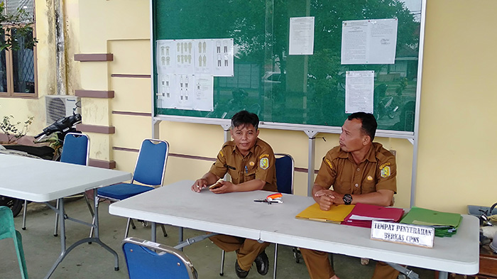 petugas-bkpsdmad-kabupaten-sambas-saat-menunggu-peserta-cpns.jpg