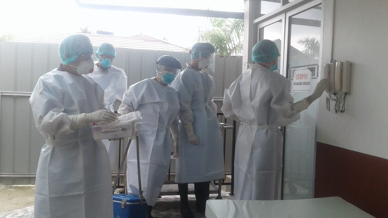 petugas-kesehatan-saat-melakukan-penanganan.jpg