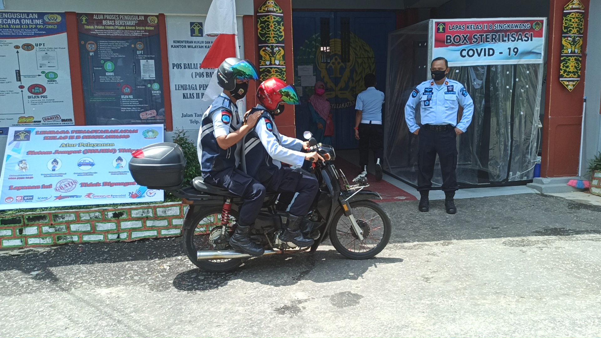 petugas-lapas-kelas-ii-b-singkawang-berboncengan.jpg
