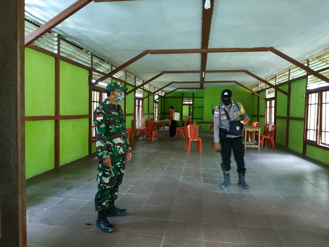 Tangkal Corona, Tim Gabungan Polsek Embaloh di Kapuas Hulu Gelar Penyemprotan Disinfektan