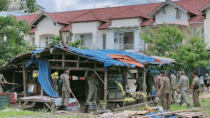 Berikut Sanksi Penambahan Tenda untuk Jualan di Warung Depan Pangkalan Penyeberangan di Kapuas Indah