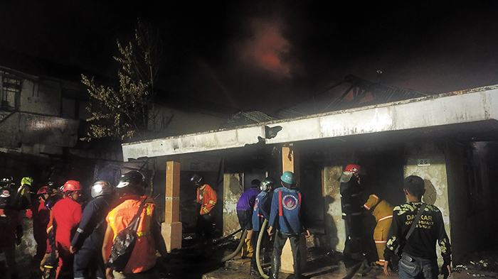 petugas-pemadam-kebakaran-berusaha-memadamkan-api-52.jpg