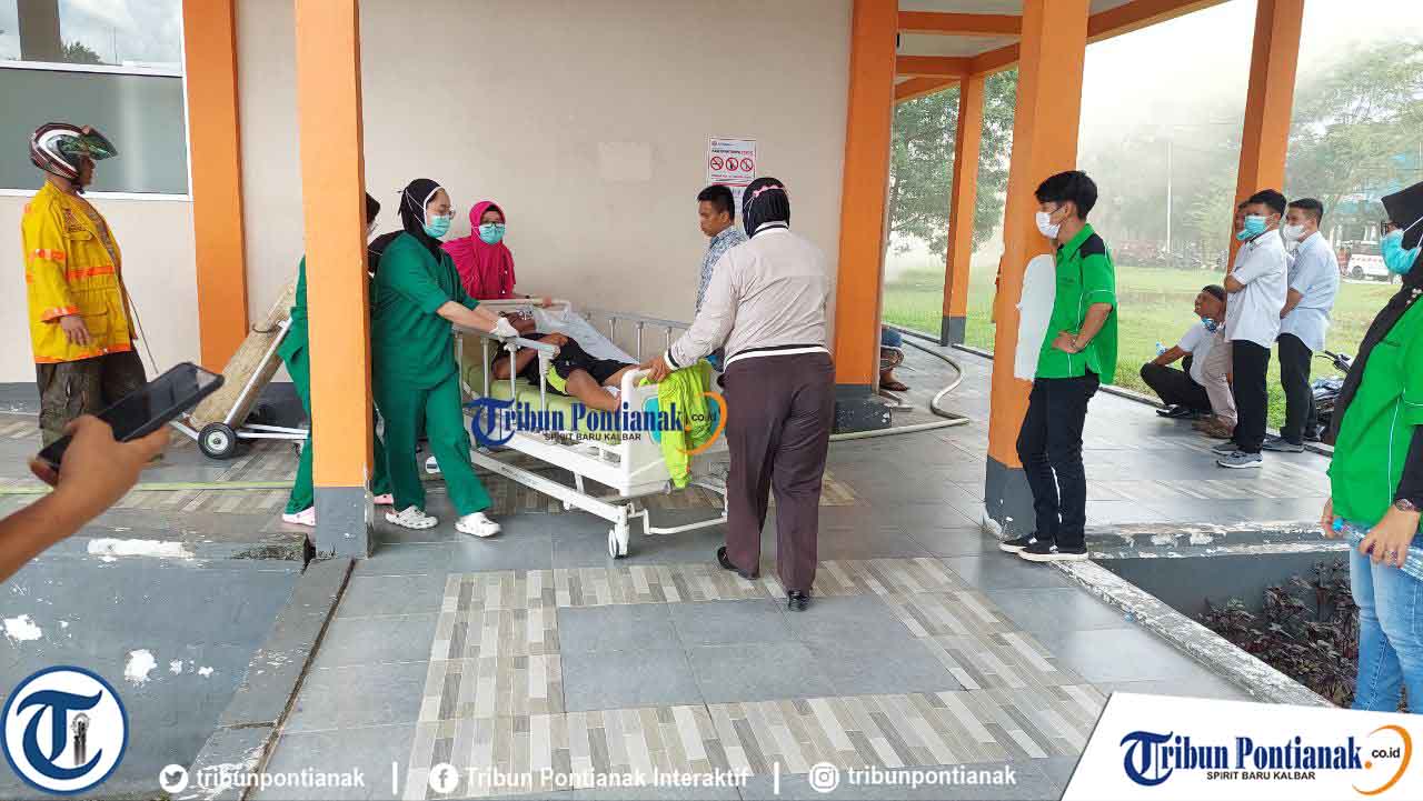 Petugas Pingsan saat Padamkan Kebakaran di Untan Pontianak