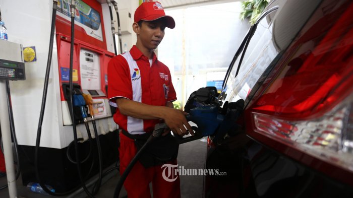 petugas-tengah-mengisikan_20150504_165345.jpg