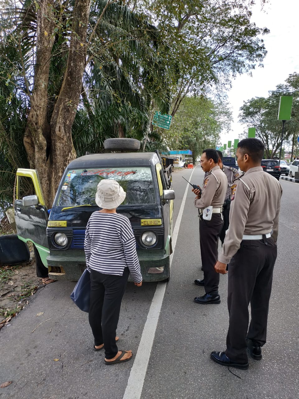 Bawa Muatan Overload, Pick Up Sudah Tak Layak Jalan Bikin Kemacetan di Jembatan Tol