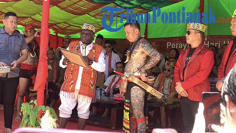 Kunker ke Kalbar, Menteri HAM Serahkan 5.000 Sertipikat Sahabat HAM Kepada Anggota TBBR