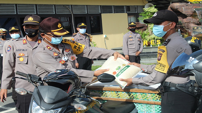 Polres Mempawah Salurkan 10 Ton Beras Kepada Warga Terdampak Covid-19
