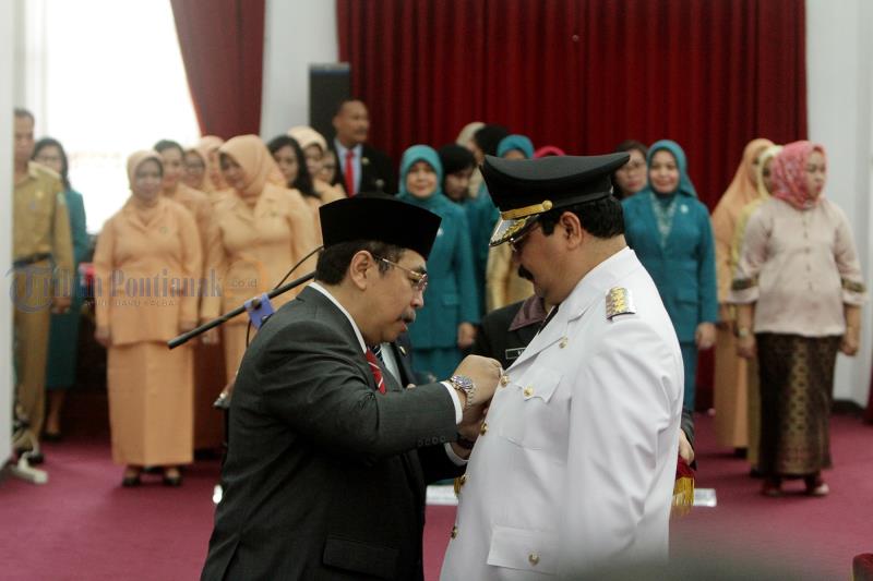 Pengambilan Sumpah Syarif Yusniarsyah Sebagai Pj Bupati Kayong Utara - pj-kayong-utara_20180625_143718.jpg