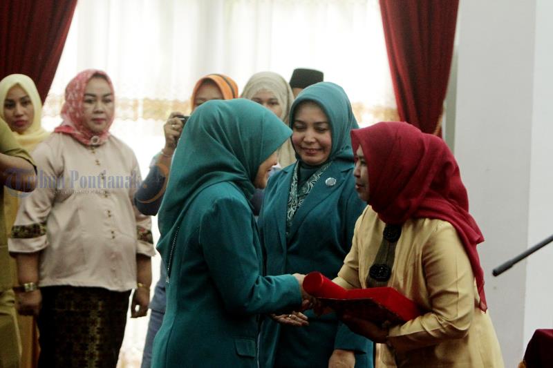 Pengambilan Sumpah Syarif Yusniarsyah Sebagai Pj Bupati Kayong Utara - pj-kayong-utara_20180625_143824.jpg