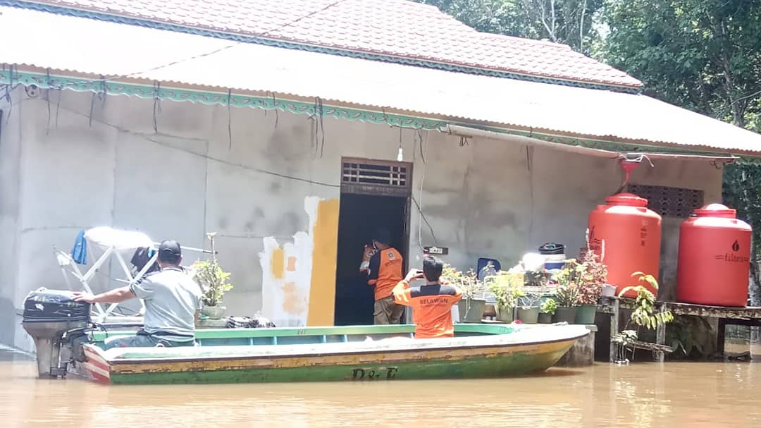 PKS Kalbar Bagikan Sembako Untuk Warga yang Terkena Banjir