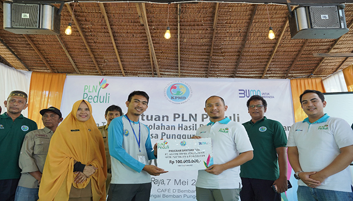 Lewat Program TJSL, PLN Kalbar Dukung Usaha Komunitas Pemuda Membangun Desa Punggur Kecil