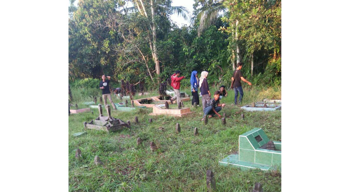 Gelar Bhakti Sosial, PMII Mempawah Bersihkan Makam di Desa Pasir