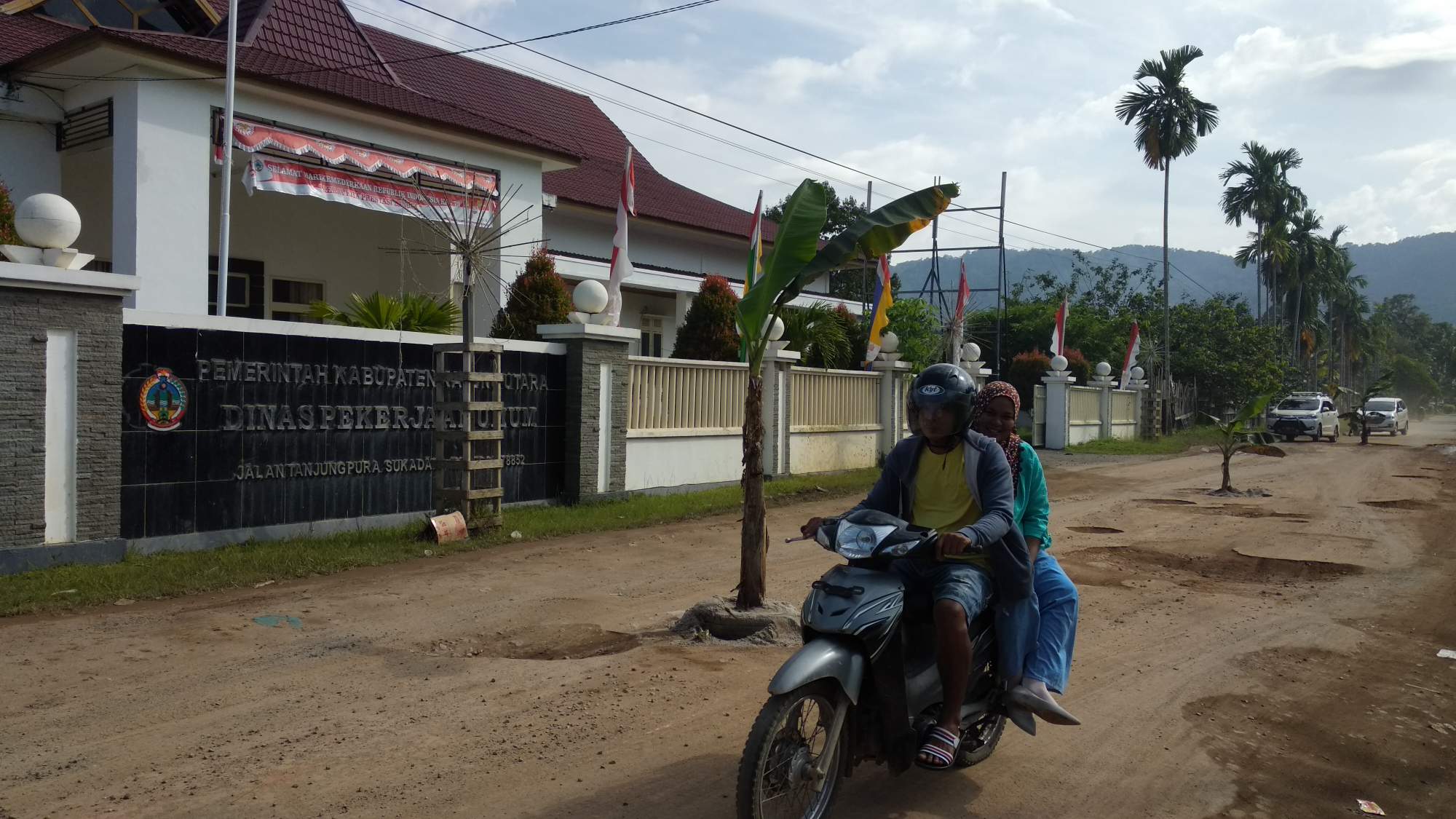 Tanam 3 Pohon Pisang Depan Kantor PUPR Kayong Utara, Sekda: Sedikit Berlebihan