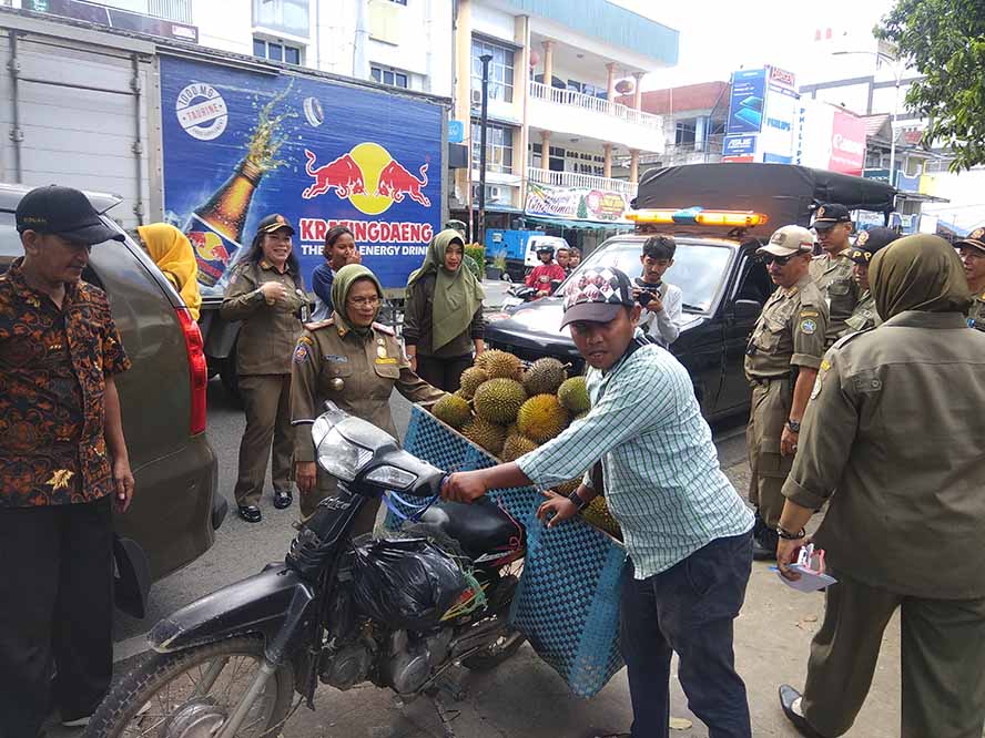 Langgar Ketertiban Umum, Satpol PP Tertibkan Lapak dan Kanopi di Jalan Gajah Mada dan Veteran