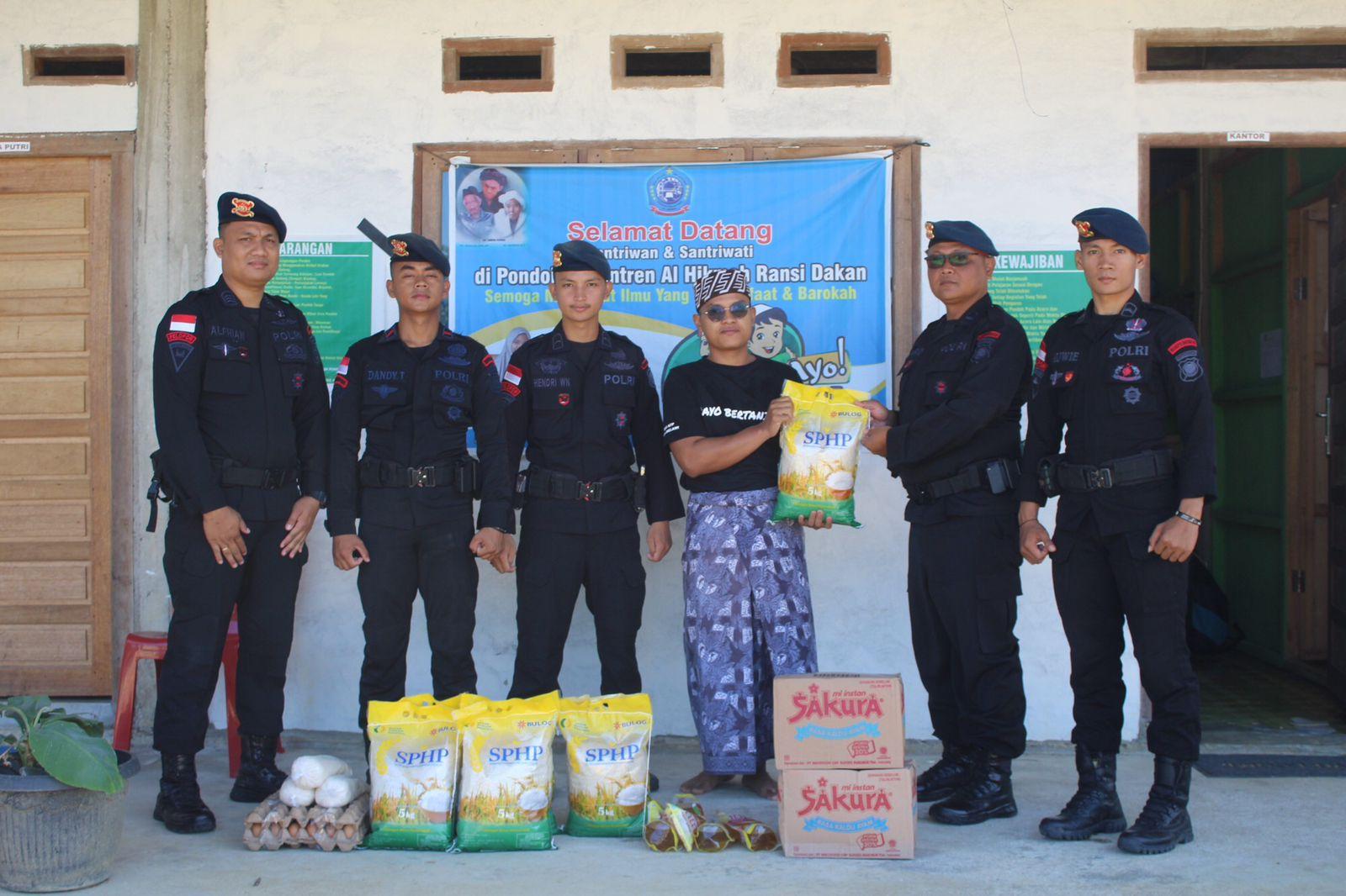 Satbrimob Laksanakan Jumat Berkah dengan Berbagi kepada Warga Kurang Mampu dan Panti Asuhan