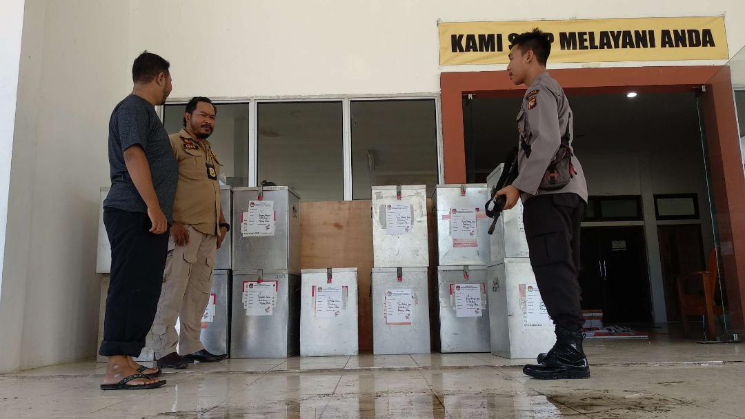 polisi-kawal-logistik_20180625_140652.jpg
