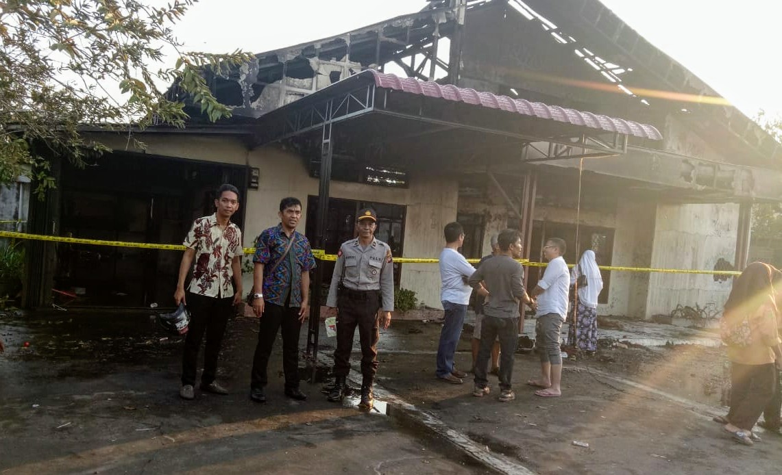 Polisi Pasang Garis Pembatas, Abdullah Syam: Kebakaran Diduga dari Arus Listrik Setrika