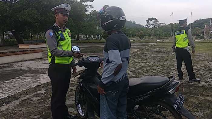 polisi-memeriksa-pengendara-roda-dua-saat-gelaran-razia-operasi-zebra-kapuas-wq.jpg