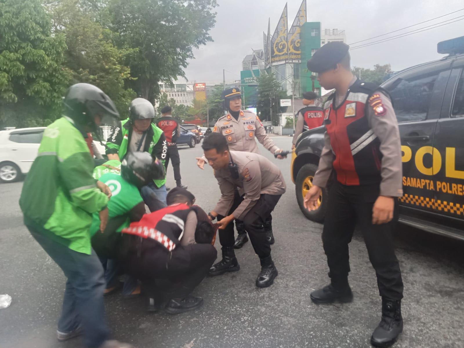 Tindakan Simpatik Polsek Pontianak Selatan, Bantu Pengemudi Ojol Korban Laka Tunggal