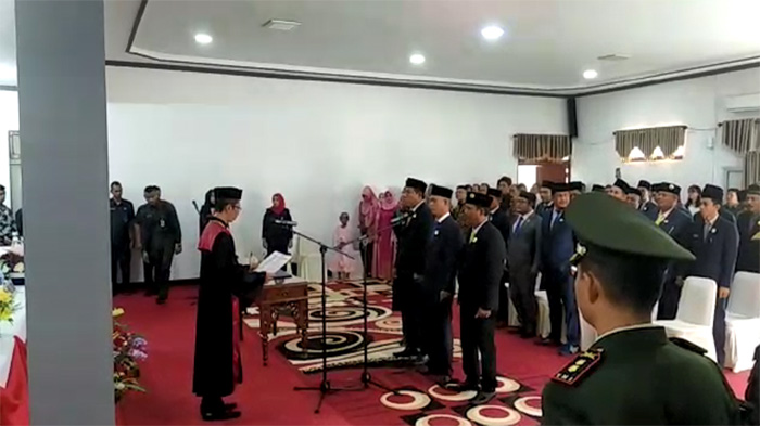 politikus-partai-demokrat-sarnawi-resmi-menduduki-jabatan-ketua-dprd-kayong-utara.jpg