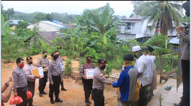 Sambut Ramadan Polres Bengkayang Serahkan Bantuan Sembako di Tengah Corona