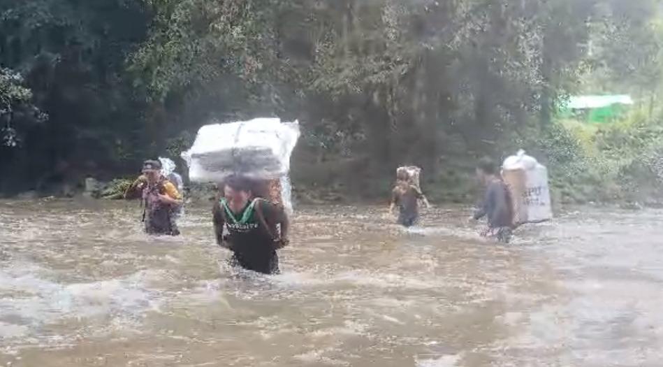 Potret Personel Polres Kapuas Hulu Kawal Surat Suara, Gigih Dalam Melintasi Rintangan - polres-kawal-banjir-Logistik.jpg