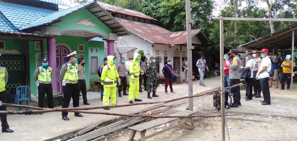 Polres Melawi Sigap Semprotkan Disinfektan di tempat-tempat yang Pernah Didatangi Pasien Covid-19