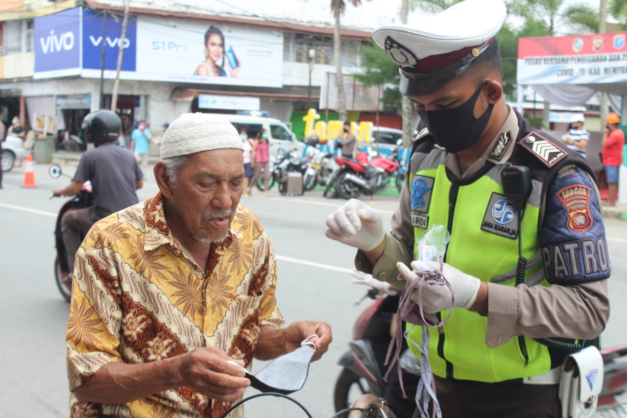 Lawan Bersama Covid-19, Polres Mempawah Beri Bantuan pada RSUD Rubini dan Masyarakat