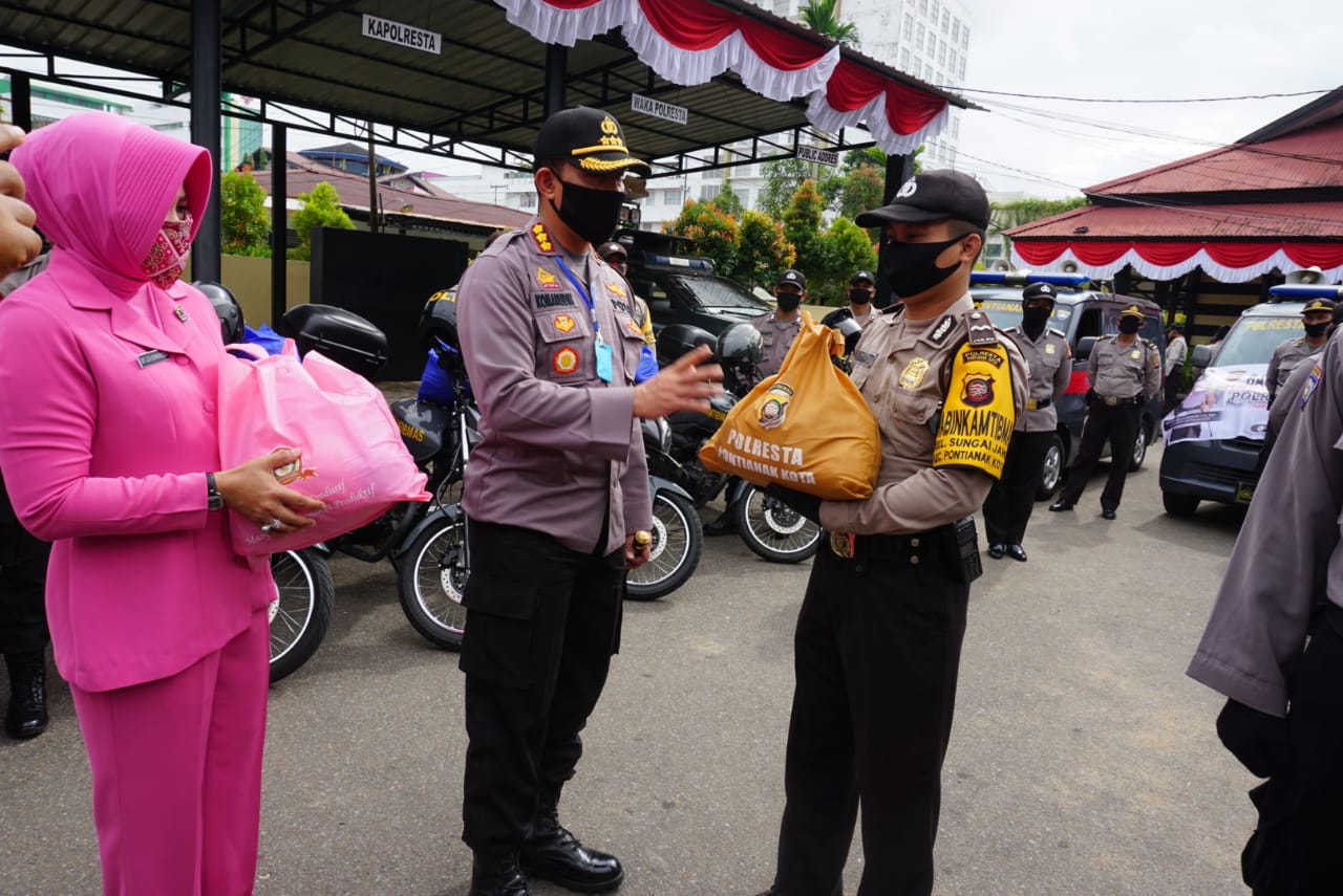 Sambut HUT Bhayangkara Ke-74, Polresta Pontianak Salurkan 1700 Paket Sembako