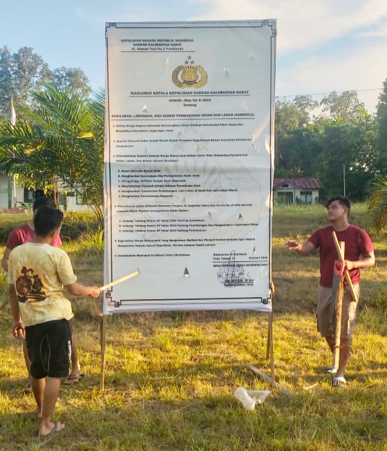 polsek-belitang-pasang-banner-maklumat-karhutla-kapolda-kalbar.jpg
