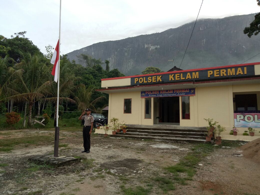 Polri Berduka, Polsek Kelam Permai Kibarkan Bendera Setengah Tiang