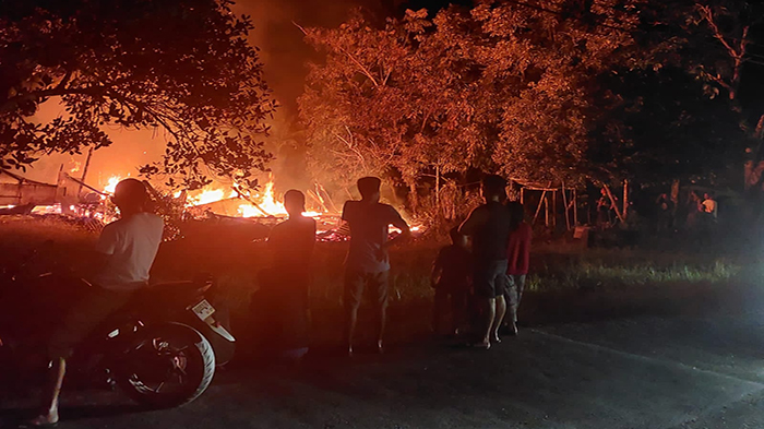Ditinggal Bukber, Rumah Warga Sambas Ini Ludes Terbakar