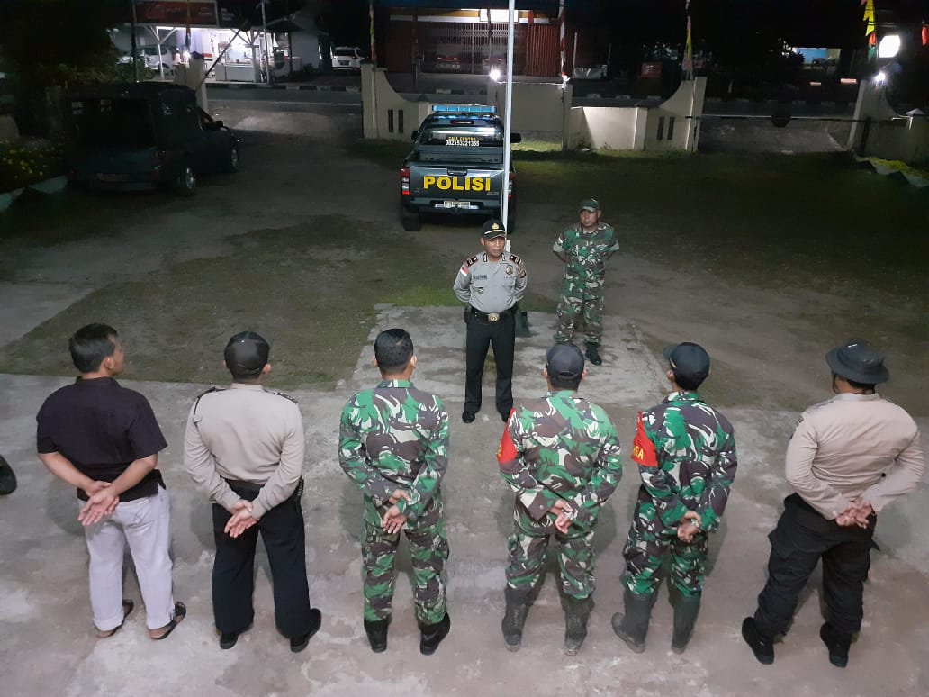 polsek-putussibau-utara-bersama-danramil-saat-melakukan-apel-cek-titik-api.jpg